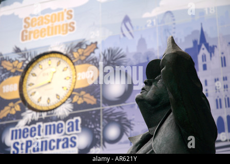 Martin Jennings' Statue von John Betjeman am St Pancras Kopfbahnhof Stockfoto