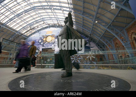 Martin Jennings' Statue von Sir John Betjeman auf dem Zusammentreffen am Bahnhof St. Pancras International terminus Stockfoto