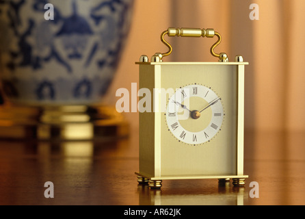 Auf Tisch Uhr Stockfoto