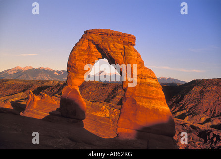 Delicate Arch, beleuchtet durch späten Nachmittag Sonnenlicht im Arches National Park in der Nähe von Moab Utah Stockfoto