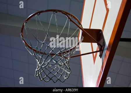 Basketballkorb, wie gesehen von unten den Korb Stockfoto