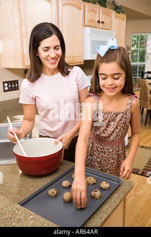 Hispanische Mutter und Tochter in der Küche machen cookies Stockfoto