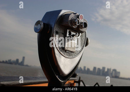 Fernglas auf der Staten Island Ferry, Manhattan, New York, Amerika, USA Stockfoto