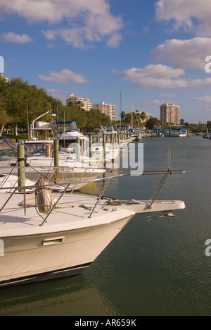 Marina Jack Bayfront Plaza Sarasota Bayfront Park Plaza Bucht vor Sarasota Florida FL Fla Süd blauer Himmel Hintergrund bs Sonne s ci Stockfoto