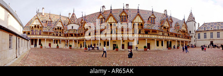 Hotel-Dieu in Beaune Frankreich es war früher ein Krankenhaus Hospices de Beaune mit ihm s berühmten Ziegeldach Stockfoto