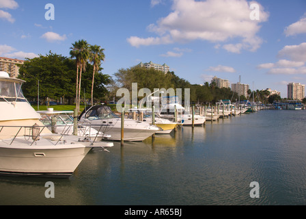 Marina Jack Bayfront Plaza Sarasota Bayfront Park Plaza Bucht vor Sarasota Florida FL Fla Süd blauer Himmel Hintergrund bs Sonne s ci Stockfoto