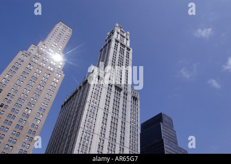 Woolworth Building unter blauem Himmel, Broadway, Manhattan, New York, Amerika, USA Stockfoto