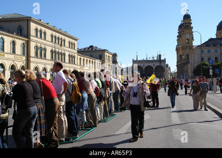 Papst Benedict XVI besuchen München am 9. September 2006 Ludwigstraße voller Besucher Bayern Deutschland Stockfoto