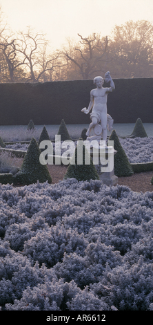 Ein Blick auf die Statue von der klassischen Gott Bacchus in der Kirschgarten an Ham House Surrey Stockfoto