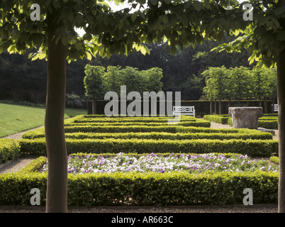 Blick entlang der Länge des Parterres auf Clandon Park Surrey Stockfoto