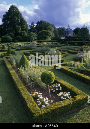 Das Parterre bei Westbury Hofgarten in späten Nachmittagssonne Gloucestershire Stockfoto