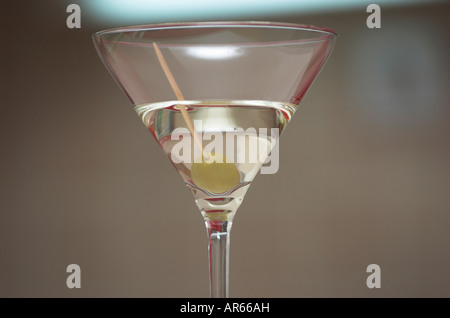 Martini-Glas mit olive Stockfoto