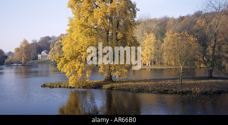 Blick über den See im Stourhead in Richtung The Pantheon Wiltshire Stockfoto