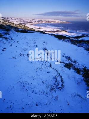 Blick über Robin Hoods Bay in der Wintersonne von Schnee bedeckt Ravenscar Alaun Steinbrüche Landzunge Yorkshire Stockfoto