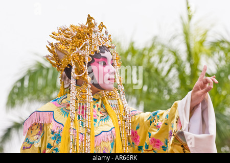 Eine chinesische Oper Schauspielerin gestikulierend während eines Auftritts in Hong Kong. Teil einer Reihe von Bildern des gleichen Fotografen. Stockfoto