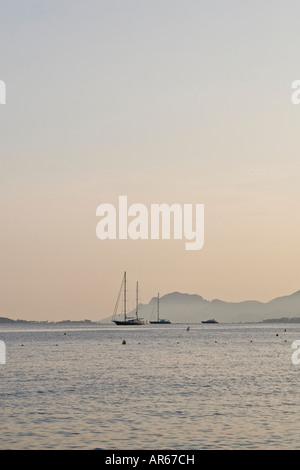 Boote in der Abenddämmerung im Mittelmeer in der Nähe von Cannes Küste Stockfoto