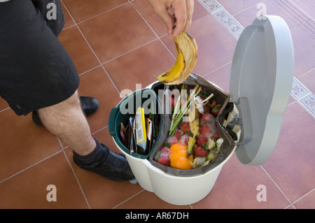 Organischer Müll Rückstände werfen aus recycling Hausmüll, mit sekundären Empfänger für Pappe Stockfoto