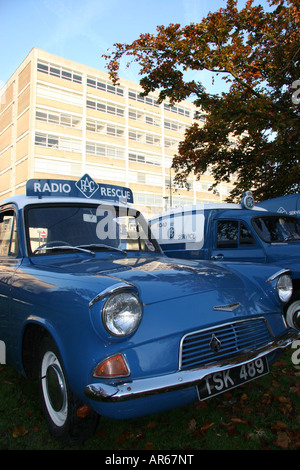 R.A.C. Radio Rettung Ford Anglia und ein Morris Van Stockfoto