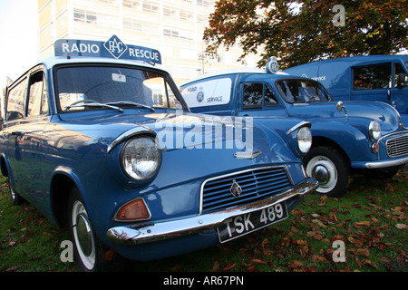 R.A.C. Radio Rettung Ford Anglia und ein Morris Van Stockfoto