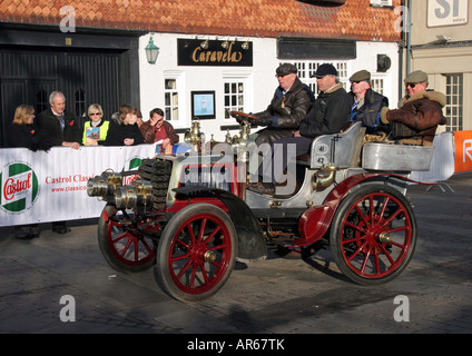 1899 Panhard et Levassor reg No.BS8116 Herr Ian Moore. Hampshire. No.42 Ankunft in Crawley Stockfoto