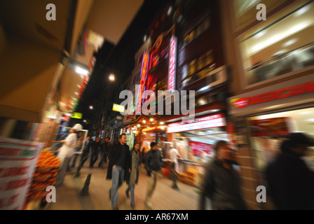 ISTANBUL. Seitenstraße mit Restaurants, Bars, etc., aus Istiklal Caddesi im Stadtteil Beyoglu. 2007. Stockfoto