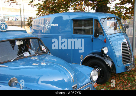 R.A.C. Radio Rettung Ford Anglia Super und ein Morris Commercial Stockfoto