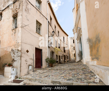 Typische Straße im Bereich der Citadelle, Calvi, die Balagne, Korsika, Frankreich Stockfoto