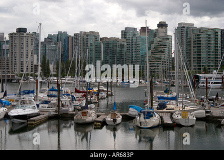 Downtown Vancouver gesehen vom Hafen mit Marina und Yachten im Vordergrund Stockfoto