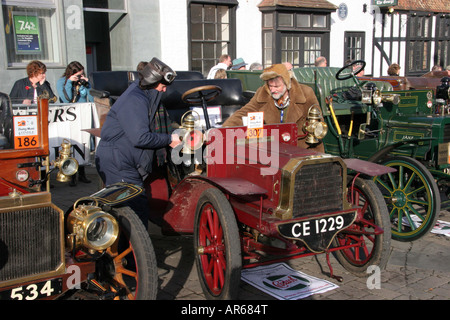 willkommene Abwechslung zur Halbzeit für eine 1903 Gladiator Reg.No. CE-1229 Herr John Kenneddy. Berkshire. No.307 Stockfoto