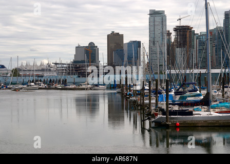 Downtown Vancouver gesehen vom Hafen mit Marina und Yachten im Vordergrund Stockfoto