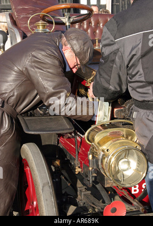 1899 Panhard et Levassor reg No.BS8116 Herr Ian Moore. Hampshire. No.42 Überprüfung des Motors oder laufen Reparaturen Stockfoto