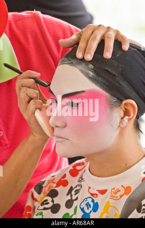 Schauspieler in Bereitschaft für eine chinesische Oper gebildet wird. Teil einer Reihe auf kantonesische Oper dieses Fotografen. Stockfoto