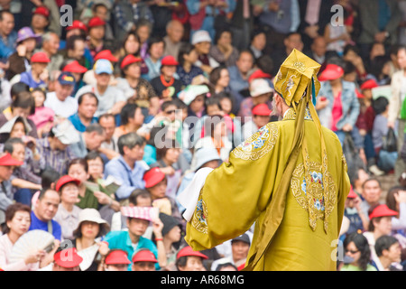 Ein chinesischer Schauspieler in einer kantonesische Oper Aufführung in Hong Kong. Teil einer Reihe auf kantonesische Oper dieses Fotografen. Stockfoto