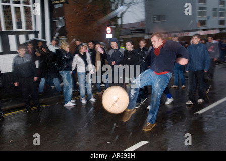 Shrove Tuesday Football traditionelles Shrovetide Village Community Game. Atherstone Warwickshire UK 2008 2000s HOMER SYKES Stockfoto