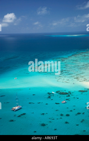 Upolu Cay und Tauchen Boote Upolu Cay Nationalpark Great Barrier Reef Marine Park North Queensland Australien Antenne Stockfoto