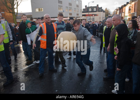 Shrove Tuesday Football traditionelles Shrovetide Village Community Game. Atherstone Warwickshire UK 2008 2000s HOMER SYKES Stockfoto