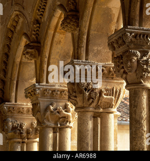 Kirche Santa María la Real de Nieva. Verzierten Kapitellen im Kreuzgang. Stockfoto