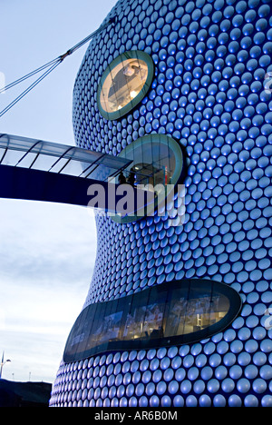 architektonisches Detail in Selfridges-Einkaufszentrum, das Teil ist, wenn die neue Stierkampfarena mit Steg zwischen Einkaufszentrum Stockfoto