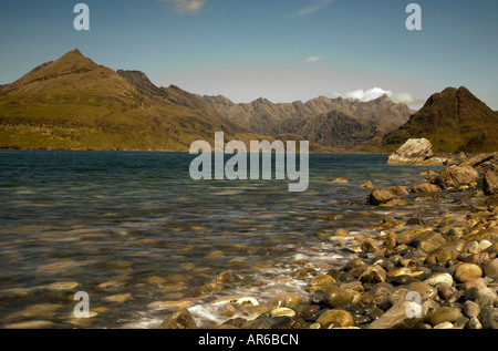 Die Cuillin Berge aus dem Felsbrocken übersät Ufer des Loch Scavaig in der Nähe von Elgol auf der Isle Of Skye. Stockfoto