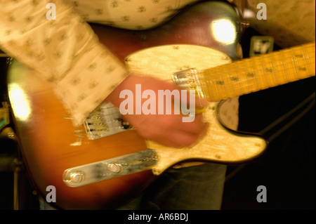 Man spielt eine e-Gitarre Stockfoto