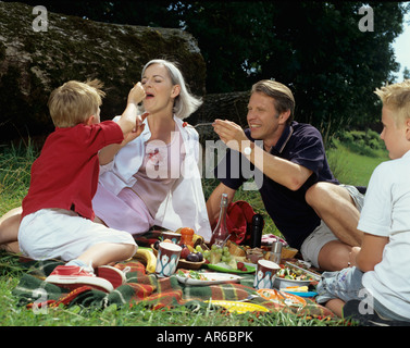 Familie, die Spaß am Picknick. Stockfoto