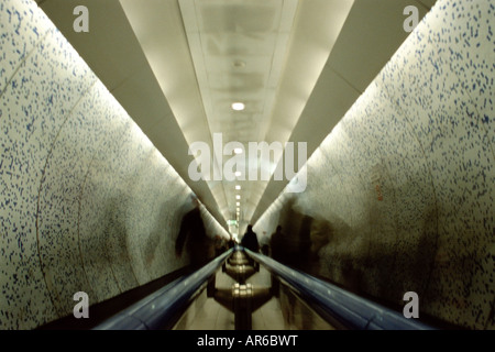 Verschwommene Pendler im tunnel Stockfoto