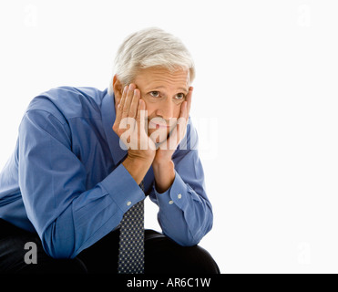 Applying kaukasischen Mann mit Kopf in Händen schauen gelangweilt Stockfoto
