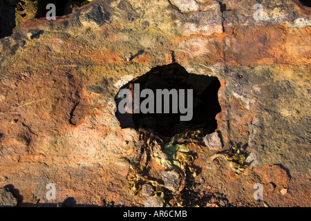 Nahaufnahme eines Lochs in einem rostigen Metall Stockfoto