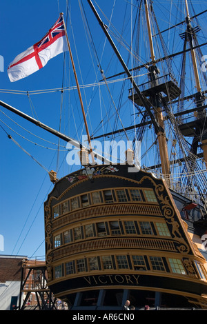 Die White Ensign Fahne der Royal Navy fliegt auf dem Heck der HMS Victory Stockfoto