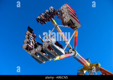 Kinder freuen sich über einen Festplatz fahren, am Ende eine bunte mechanischen Arm gesponnen Stockfoto