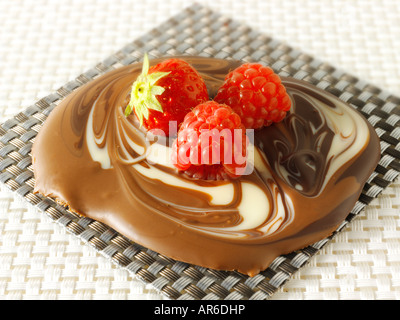 Weiß, unbedruckt und Milch Schokolade marmoriert Swirl mit frischen Erdbeeren Stockfoto