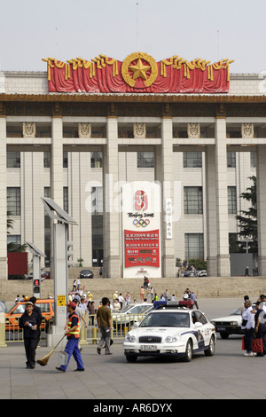 Eine Countdown-Uhr zeigt die Zeit bis zum Beginn der Olympischen Spiele in Peking steht vor dem National Museum of China. Stockfoto