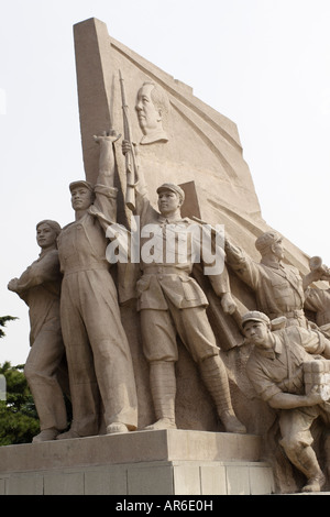 Diese Statue von Soldaten, Matrosen und Chinesen ist das Tiananmen Square Denkmal und steht vor Mao Mausoleum. Stockfoto