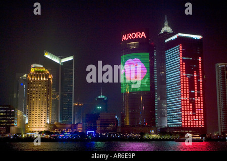 Wolkenkratzer dominieren die beleuchtete Nacht-Skyline von Pudong, die am Fluss Huangpo gegenüber Shanghai liegt. Stockfoto